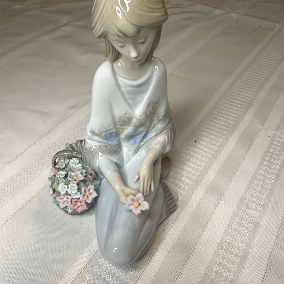 Iladro Girl Kneeling Next to Flower Basket - Picture 3 of 12